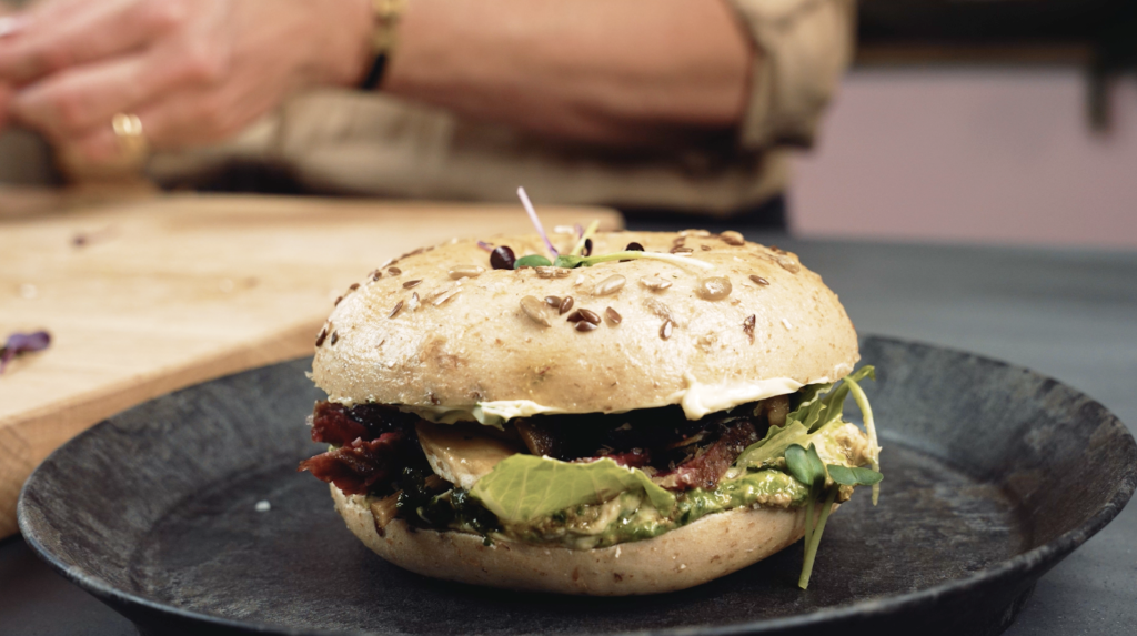 Ribeye steak bearnaise i Grov bagel