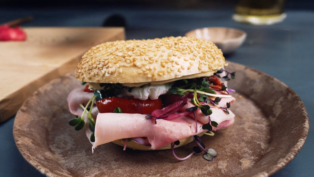 Æg Benedict med hollandaise sauce i Sesam Bagel