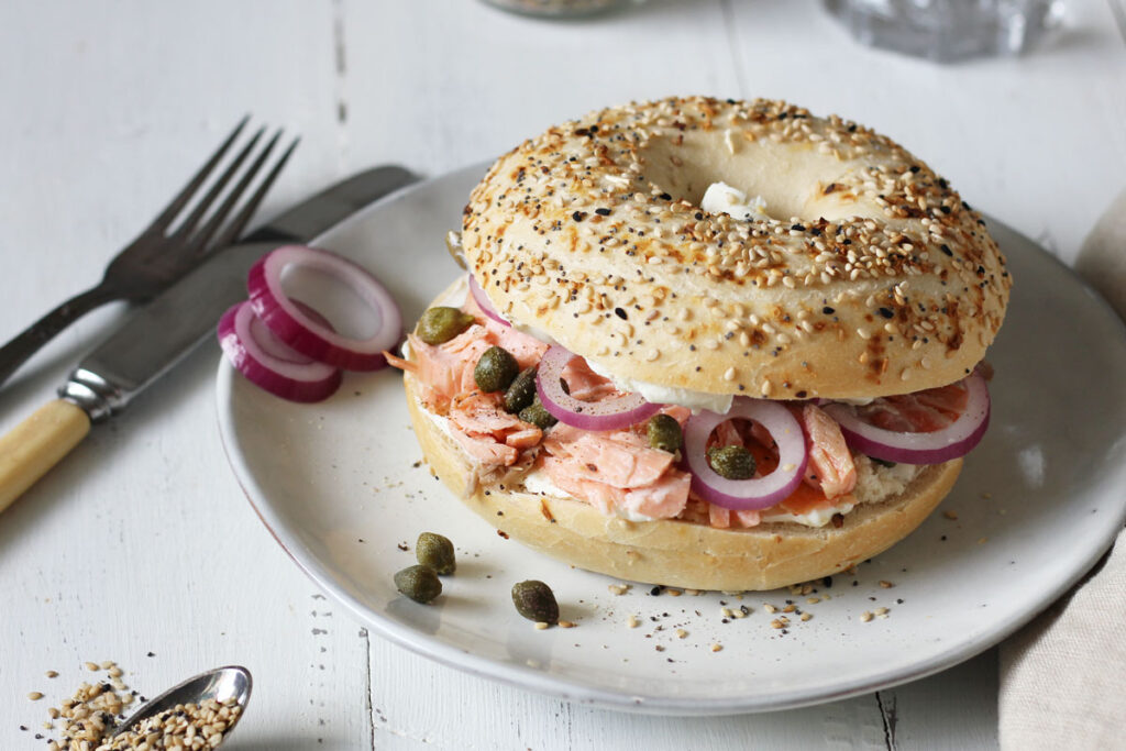 Varmrøget laks i Bagel Everything