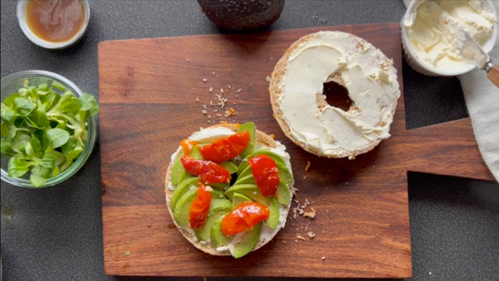 Fuldkornsbagel Chili Cheddar – med vegetarisk fyld